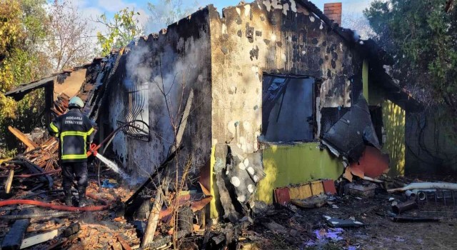 Alışverişe çıkan yaşlı adamın evi kül oldu
