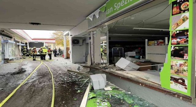 Almanyada belediye otobüsü iş yerine daldı: 5 yaralı