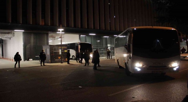 Altay kafilesi, stattan polis otobüsüyle ayrıldı