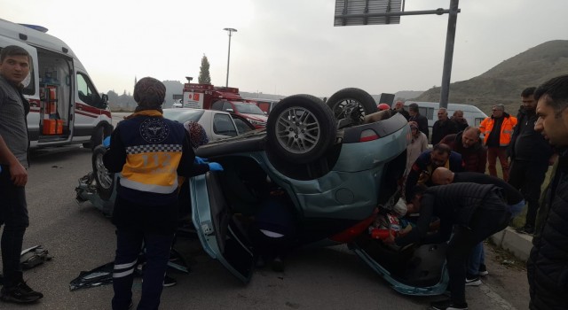 Amasyada iki otomobil çarpıştı: 3 yaralı