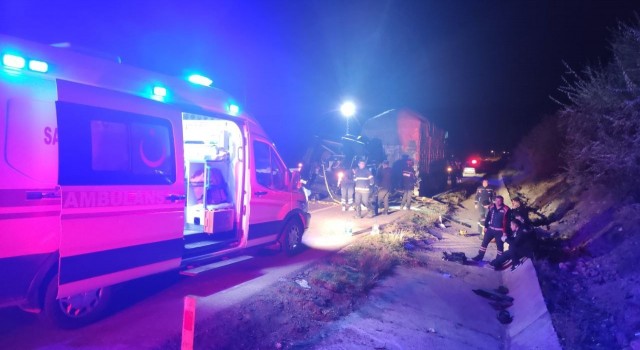 Amasyada tiyatro oyuncularını taşıyan minibüs tıra çarptı: 3 ölü, 8 yaralı