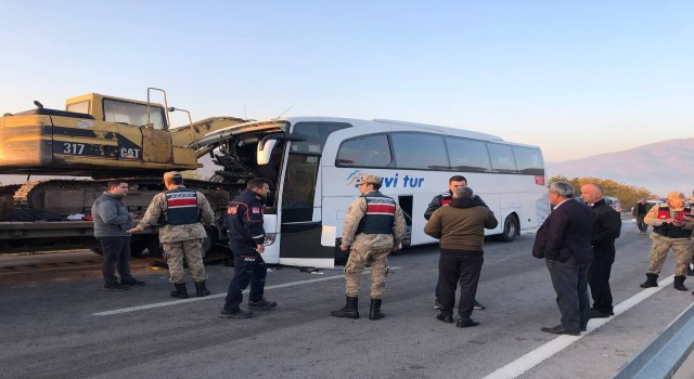 Amasyada yolcu otobüsü, tırın taşıdığı iş makinesine çarptı: 1 kişi öldü, çok sayıda yaralı var