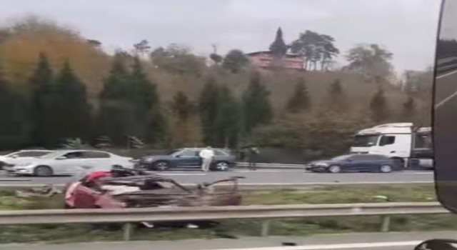 Anadolu Otoyolunda otomobil takla attı: 1i bebek 2 kişi yaralandı