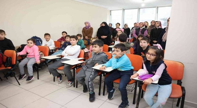 Anneler meslek öğreniyor, çocukları eğleniyor