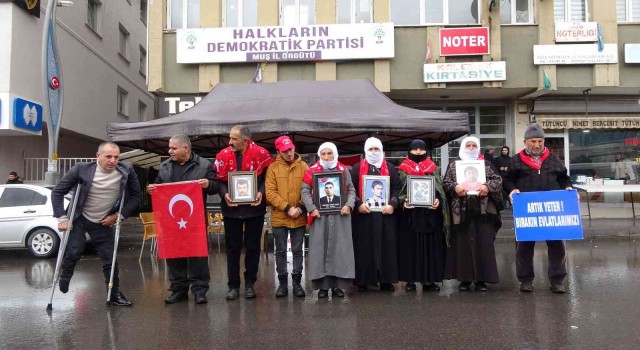 Annelerden yağmur altında evlat nöbeti