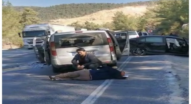 Antalyada 2 araç çarpıştı: 5 yaralı