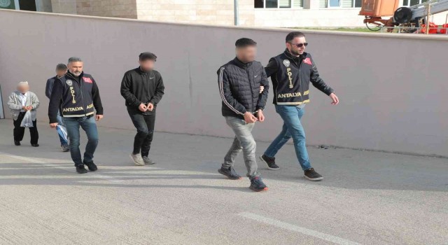 Antalyada 57 ekip ve 140 personelle aranan şahıslara yönelik eş zamanlı operasyon