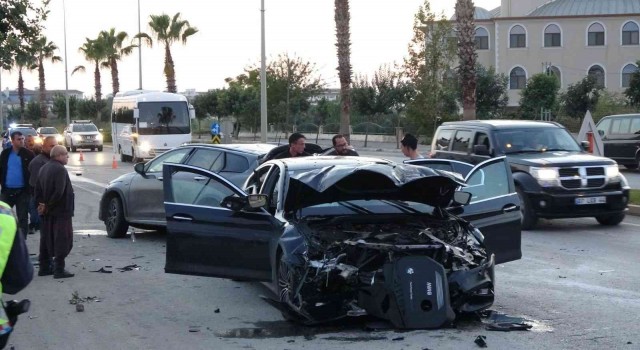 Antalyada çarpışan otomobiller hurdaya döndü: 1 yaralı
