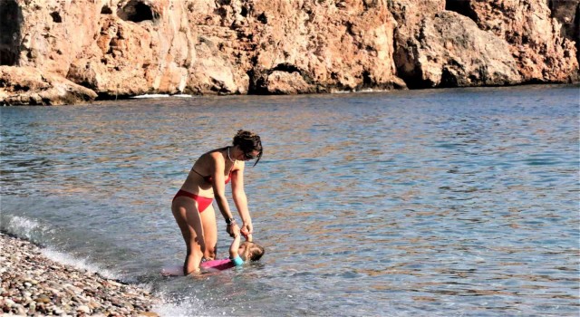 Antalya Sahilleri'nde kıskandıran yaz manzarası