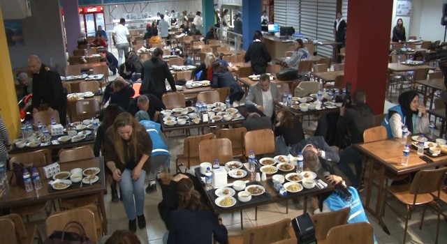 Antalyada kız öğrenciler deprem tatbikatına yemek yerken yakalandı