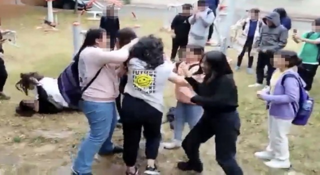 Antalyada kız ortaokul öğrencileri saç başa birbirine girdi, arkadaşları ayırmakta güçlük çekti