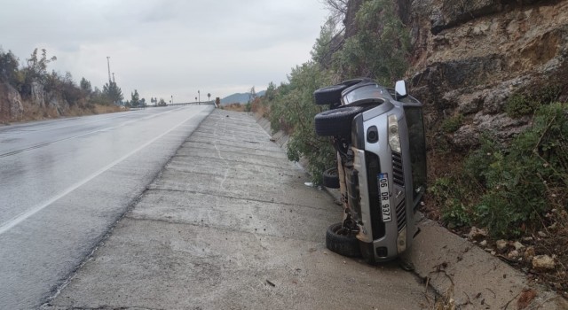 Antalyada kontrolden çıkan kamyonet takla attı: 1 yaralı