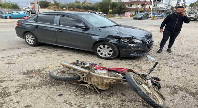 Antalyada motosiklet ile otomobil kavşakta çarpıştı: 1 yaralı
