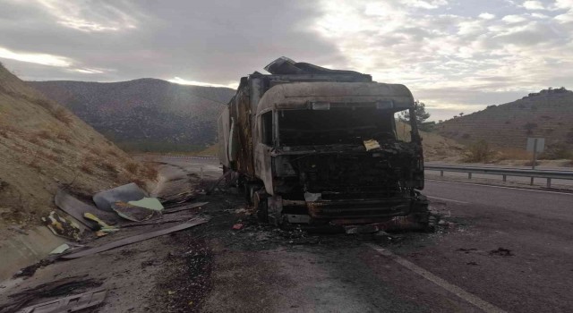 Antalyada muz yüklü tır alev alev yandı