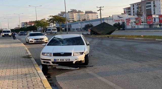 Antalyada otomobil sulama deposuna çarptı: 1 yaralı