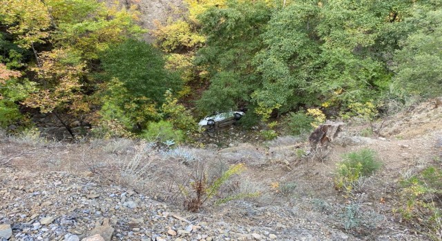 Antalyada otomobil uçuruma yuvarlandı: 1 ölü,1 yaralı