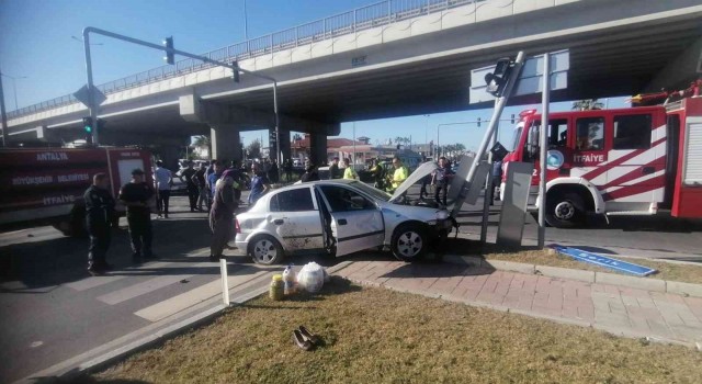 Antalyada otomobil ve 2 motosikletin çarpıştığı kazada 2 kişi yaralandı