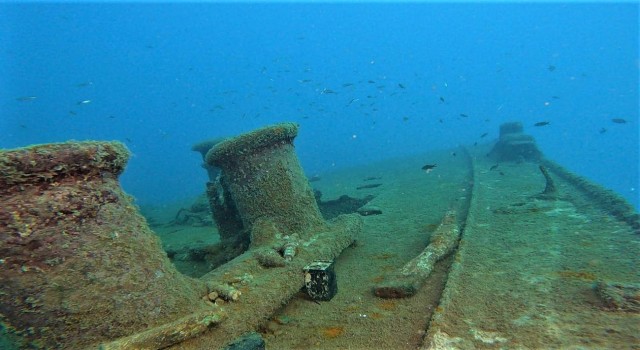 Antalyada tarihi batıktaki mühimmat su altı kamerasıyla görüntülendi