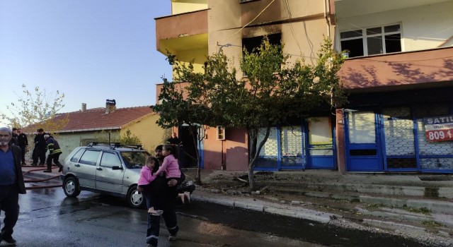 Apartman dairesi alev alev yandı