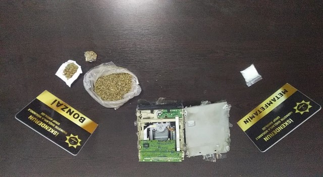 Araba teybinin içinden uyuşturucu çıktı