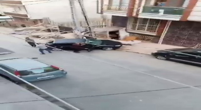 Aracıyla geçerken sarkıntılık yaptı, sokak ortasında kalaslarla dövüldü