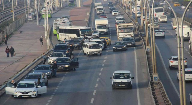 Araçlarını durdurup Ataya saygı duruşunda bulundular