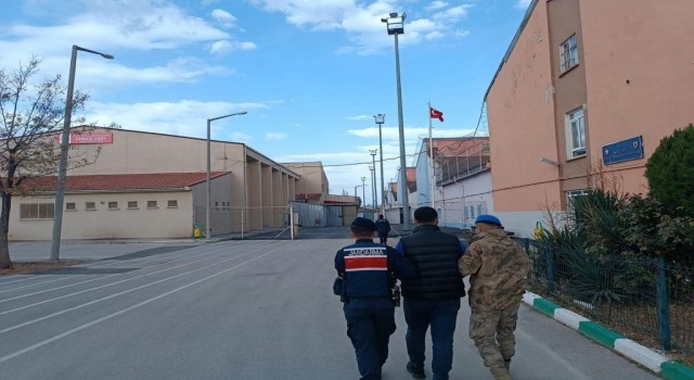 Aranan şahıs berber kılığına giren jandarma ekipleri tarafından yakalandı