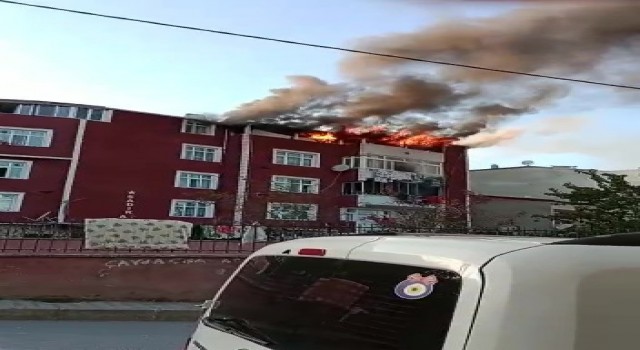 Arnavutköyde 5 katlı binanın çatı katı alev alev yandı