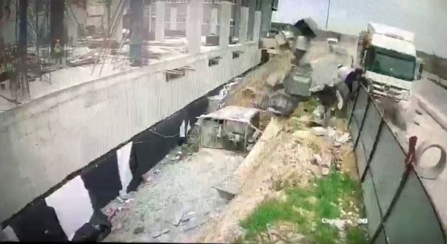 Arnavutköyde hafriyat kamyonu inşaat işçilerinin arasına daldı