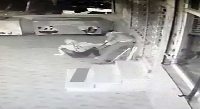 Arnavutköyde sakar hırsızlar böyle görüntülendi; biri düştü, diğerleri açamadıkları kapı için kavga edince yakalanma eşiğine geldi