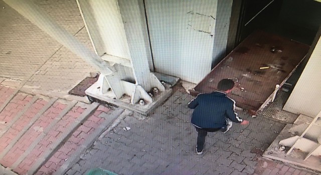 Asansöre motosikletle de binen var hurda arabasıyla da