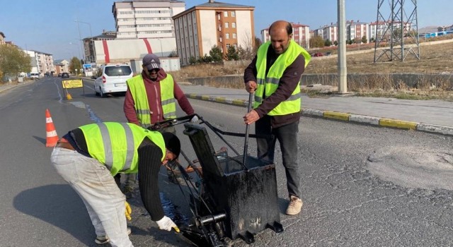 Asfalt yama çalışmaları aralıksız sürüyor