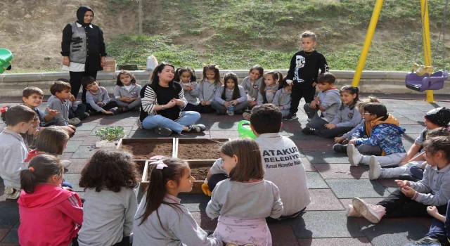 Atakumda minik eller toprakla buluşuyor