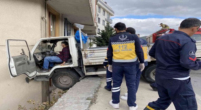 Ataşehirde binaya çarpan kamyonet bina boşluğunda asılı kaldı
