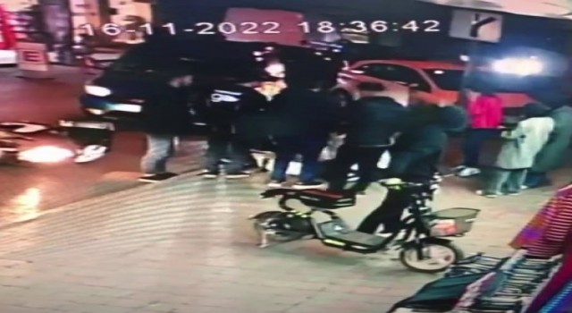Ataşehirde otomobilin çarpmasıyla yere düşen moto kurye kaldırımdaki taşlara çarptı