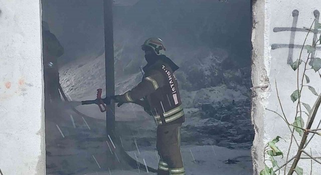 Avcılarda geri dönüşüm deposunda korkutan yangın