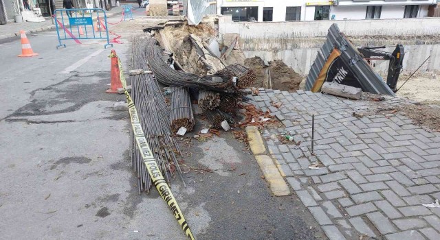 Avcılarda inşaat duvarı ile birlikte yol çöktü