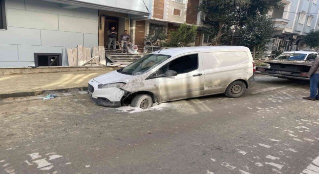 Avcılarda otomobil seyir halindeyken yol çökünce oluşan çukura düştü