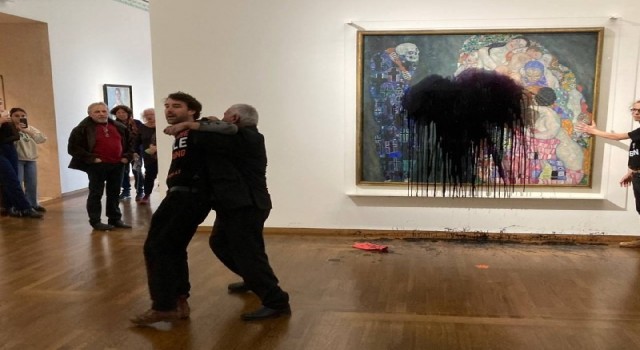 Avusturyada iklim aktivistleri, ressam Klimtin tablosuna siyah boya fırlattı