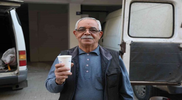 Aydın Büyükşehir Belediyesi sabahları yapılan çorba ikramı ile pazarcı esnafının içini ısıtıyor