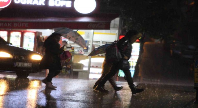 Aydında beklenen sağanak yağış başladı