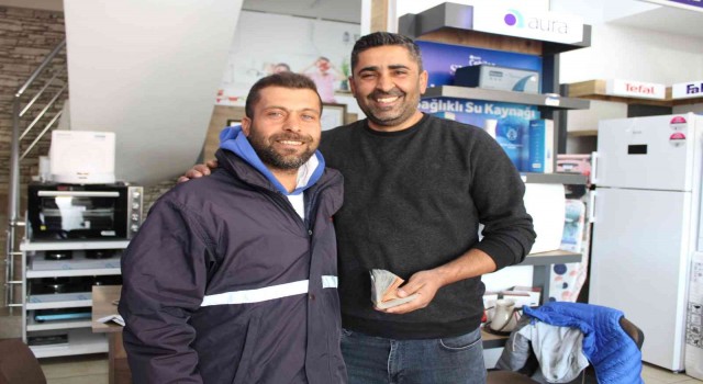 Aydında gazete dağıtıcısından “insanlık ölmemiş” dedirten hareket