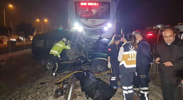 Aydında hemzemin geçitte tren cipe çarptı: 1 ölü