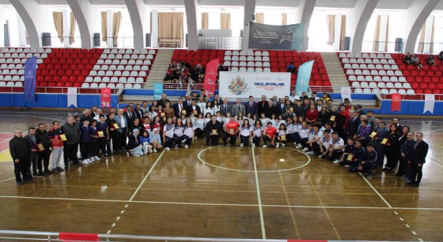 Aydını başarıyla temsil eden şampiyon okullar ödüllendirildi