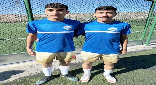 Aynı takımdaki ikiz futbolcular ilgi odağı oluyor