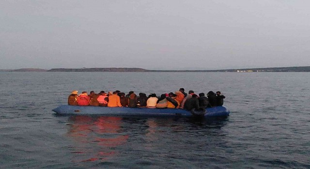 Ayvalık açıklarında 54 düzensiz göçmen kurtarıldı
