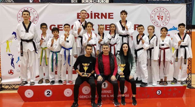 Ayvalıklı tekvandoculardan 1 yılda 104 madalya