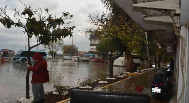 Ayvalıkta sağanak yağış hayatı olumsuz etkiledi