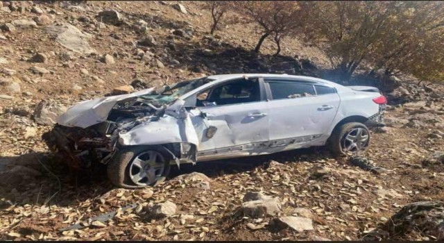 Baba ile oğlu hurdaya dönen araçtan sağ çıktı