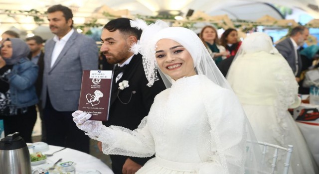 Bağcılarda 15 çift toplu düğün şöleniyle dünya evine girdi